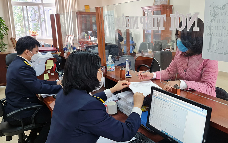 Cục Thuế tỉnh hỗ trợ người nộp thuế tìm hiểu, đăng ký sử dụng hóa đơn điện tử.