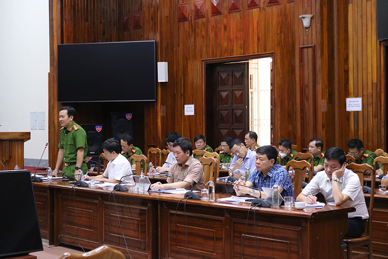 Đại diện lãnh đạo Công an tỉnh báo cáo công tác triển khai thực hiện Đề án 06 trong thời gian qua.
