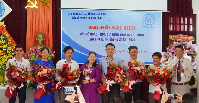 Lãnh đạo Hội KHHGĐ tỉnh tặng hoa và quà cho các đồng chí ủy viên BCH khóa III không tái cử nhiệm kỳ mới.