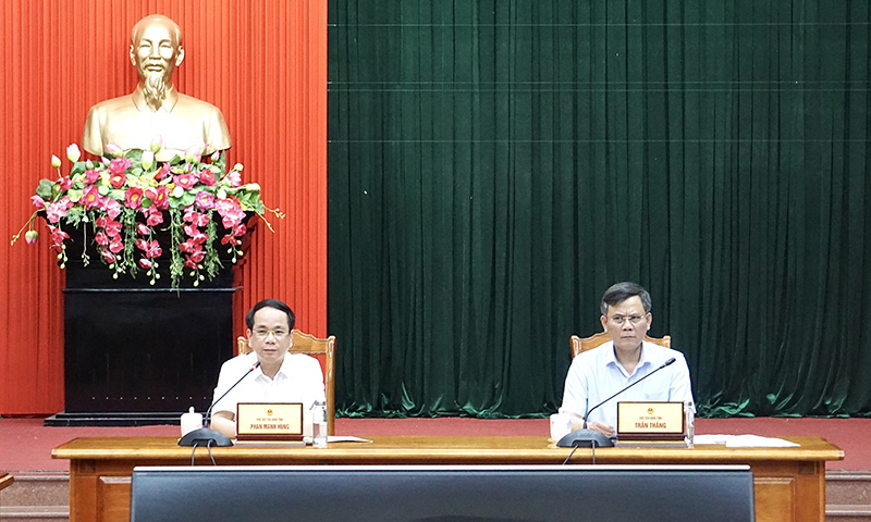 Đồng chí Phó Chủ tịch UBND tỉnh Phan Mạnh Hùng điều hành phần thảo luận tại buổi làm việc.