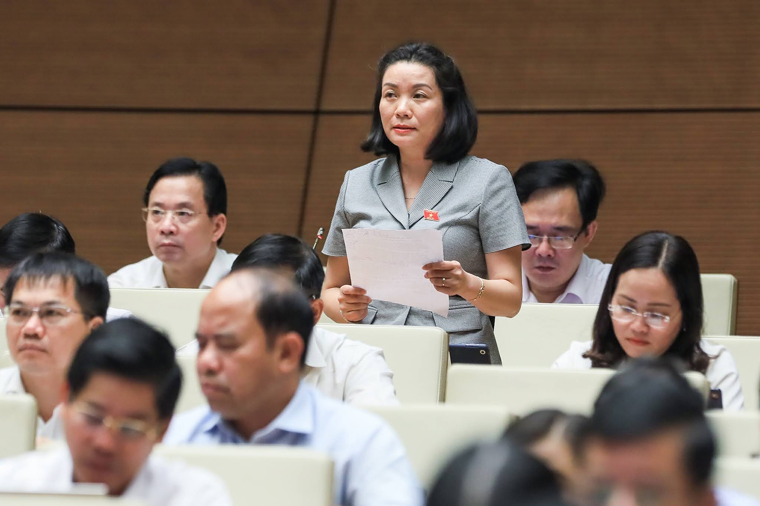 Đại biểu Nguyễn Minh Tâm thảo luận về các dự án giao thông trọng điểm.