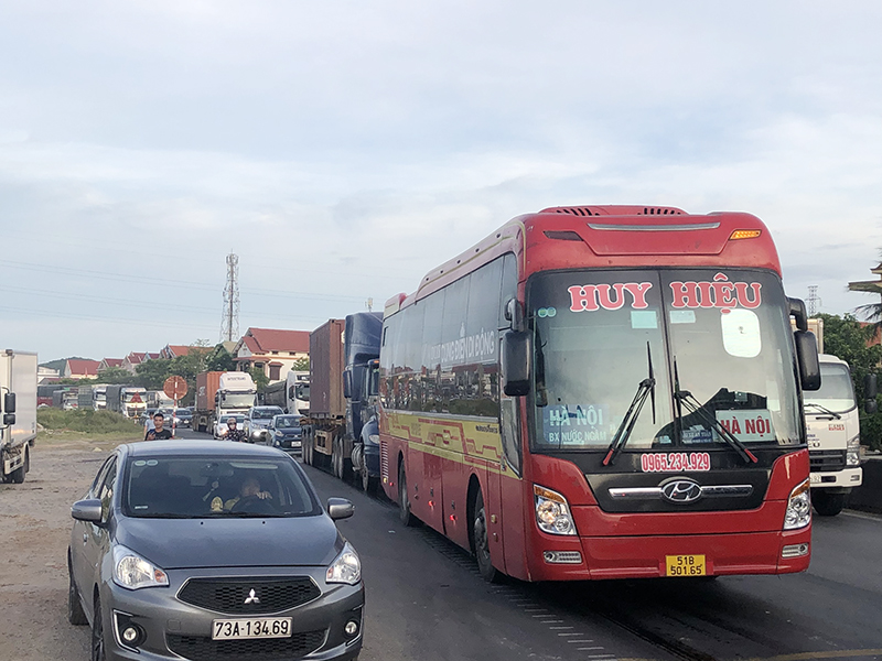 Vụ tai nạn khiến giao thông trên Quốc lộ 1 ách tắc nhiều giờ đồng hồ.