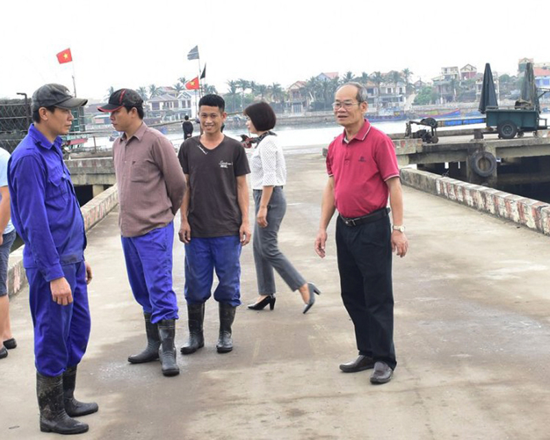 Dù đã gần bước qua tuổi thất thập, ông Lê Văn Dy (bên phải) vẫn miệt mài với công việc “vác tù và hàng tổng”, tuyên truyền vận động bà con chấp hành các chủ trương, chính sách của Đảng, Nhà nước.