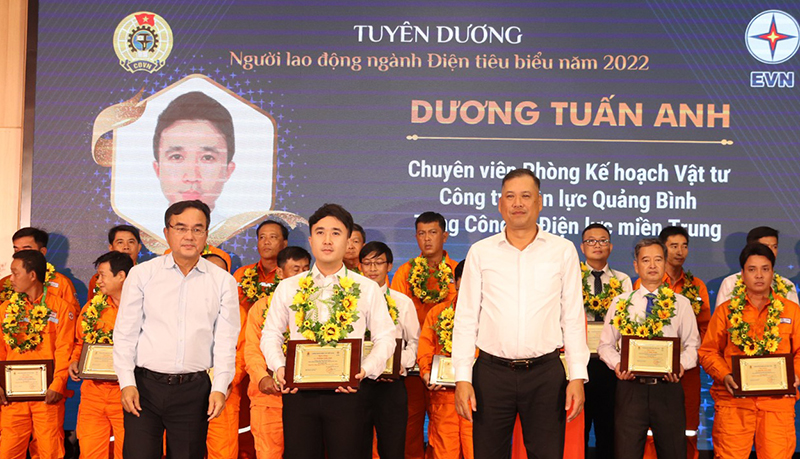  Kỹ sư Dương Tuấn Anh được Công đoàn Điện lực Việt Nam tặng danh hiệu “Người lao động ngành Điện tiêu biểu” năm 2022.