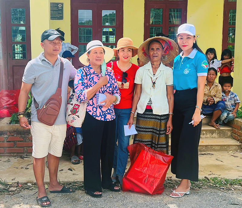 Đoàn thiện nguyện trao quà cho bà con Vân Kiều xã Trường Sơn (Quảng Ninh).