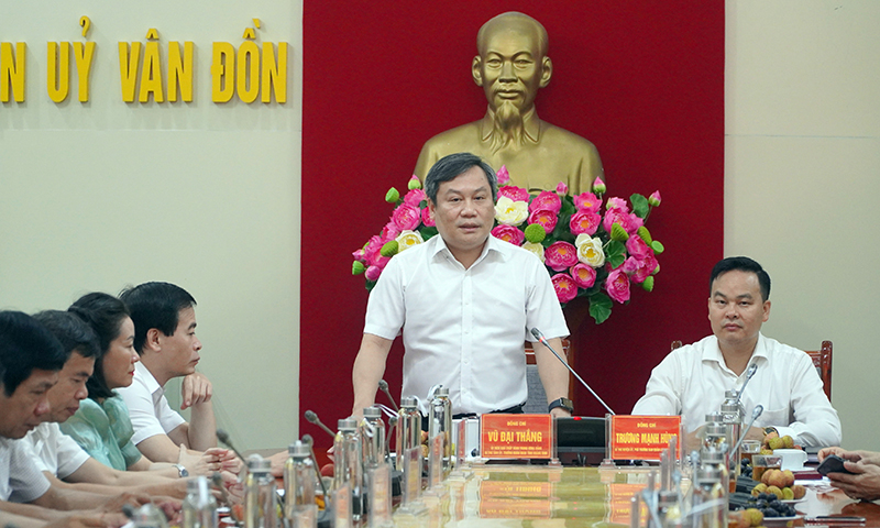 Đồng chí Bí thư Tỉnh ủy Quảng Bình Vũ Đại Thắng phát biểu tại buổi làm việc với Huyện ủy Vân Đồn.