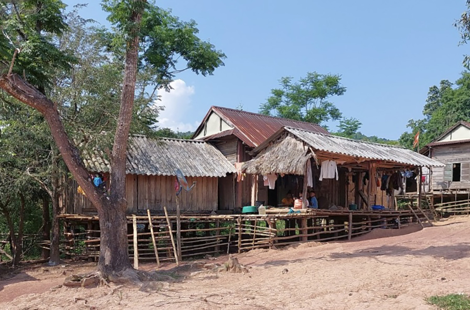 Chủ trương đầu tư xây dựng công trình cấp điện lưới sẽ góp phần thay đổi diện mạo bản làng các xã biên giới Tân Trạch, Thượng Trạch (Bố Trạch).