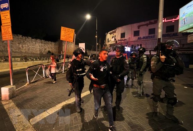 Lực lượng an ninh Israel bắt giữ đối tượng quá khích trong cuộc đụng độ với người Palestine tại khu vực đền Al-Aqsa/Núi Đền ở Jeruslem, ngày 16/5/2022. (Ảnh: AFP/TTXVN)