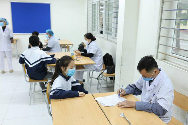Việc tiêm vaccine không phải là bắt buộc tuy nhiên ngành y tế khuyến khích việc tiêm vaccine đối với tất cả người dân. Ảnh: VGP/Hiền Minh