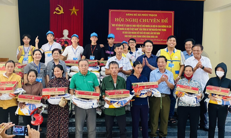 Hội Bảo trợ người tàn tật và trẻ mô côi tỉnh phối hợp với nhóm Sen Trắng (ở quận 8, TP. HCM) đã trao tặng 150 suất quà cho các gia đình có hoàn cảnh khó khăn