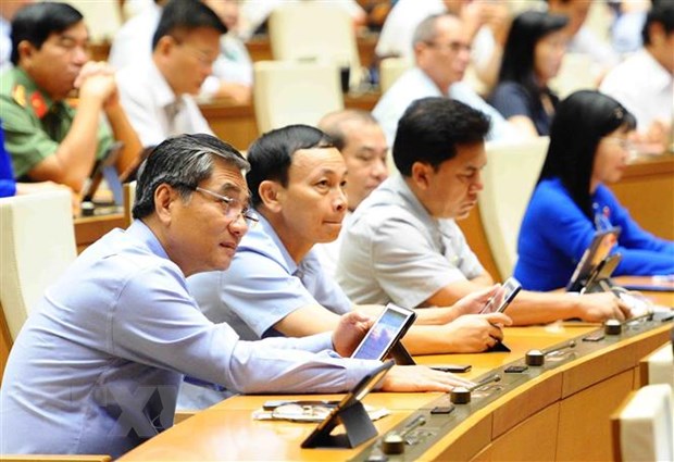 Các đại biểu biểu quyết thông qua Luật Cảnh sát cơ động. (Ảnh: Minh Đức/TTXVN)