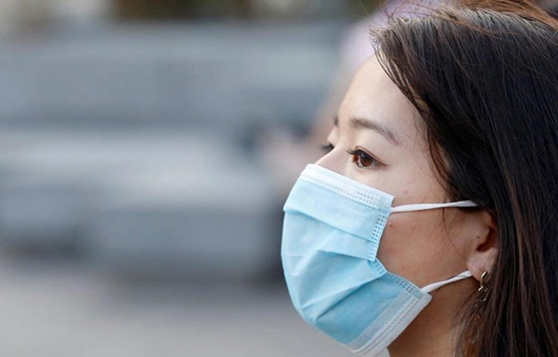 Việc thí sinh được đeo khẩu trang vào phòng thi tiềm ẩn nguy cơ gian lận thi cử. (Ảnh minh họa: AFP)