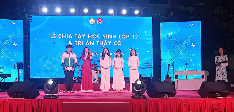 Trao giải cho học sinh đạt giải nhất trong kỳ thi học sinh giỏi cấp tỉnh năm học 2021-2022.