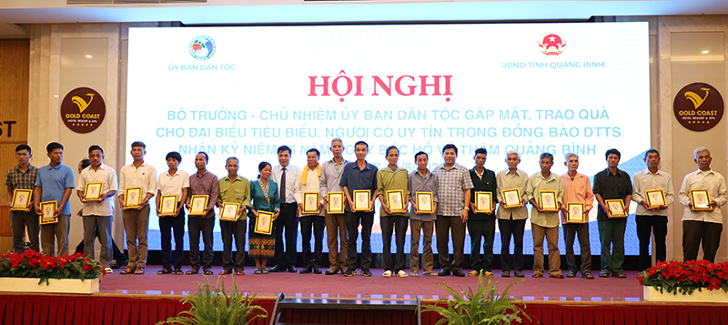 Các đại biểu trao quà cho cho đại biểu tiêu biểu và NCUT.