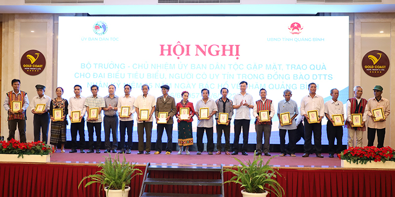 Các đại biểu trao quà cho đại biểu tiêu biểu và NCUT.
