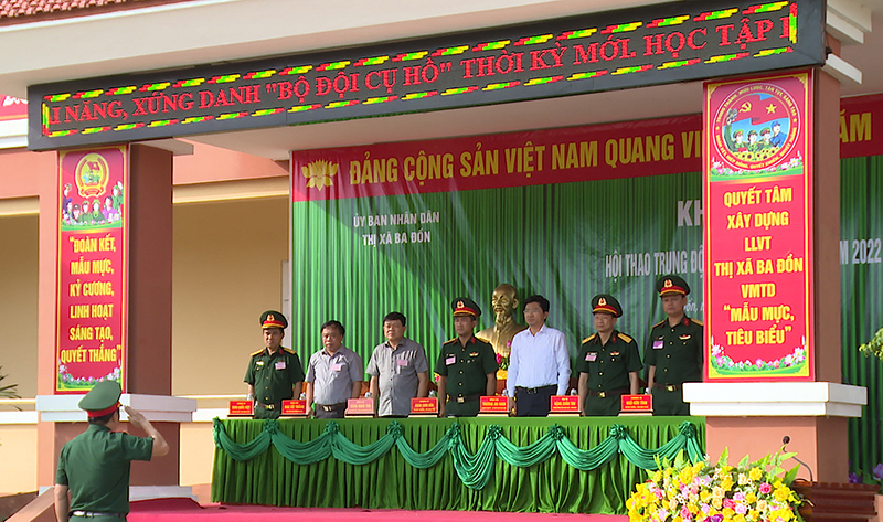 Đại biểu tham dự lễ khai mạc hội thao Trung đội Dân quân tự vệ cơ động các xã phường năm 2022