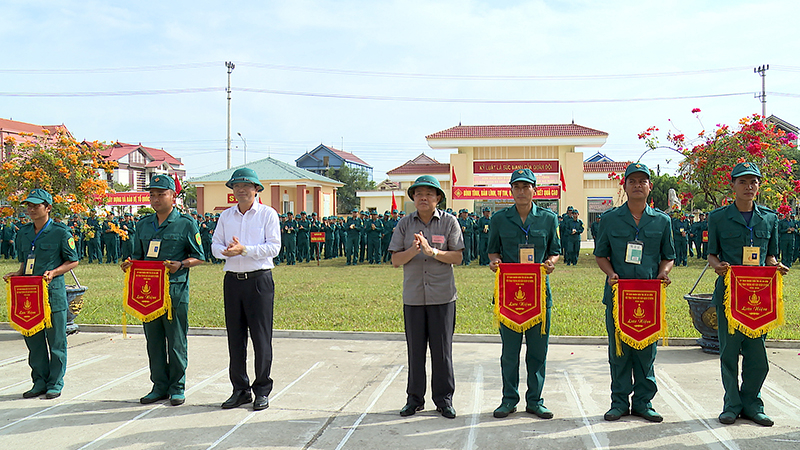 Lãnh đạo thị xã Ba Đồn trao cờ lưu niệm cho các đơn vị dự thi