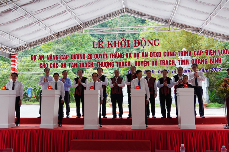 Chủ tịch nước Nguyễn Xuân Phúc và đoàn công tác Trung ương, tỉnh Quảng Bình chứng kiến nghi thức bấm nút khởi động Dự án cải tạo, nâng cấp Đường 20 Quyết Thắng và Dự án đầu tư xây dựng công trình cấp điện lưới cho các xã Tân Trạch, Thượng Trạch.