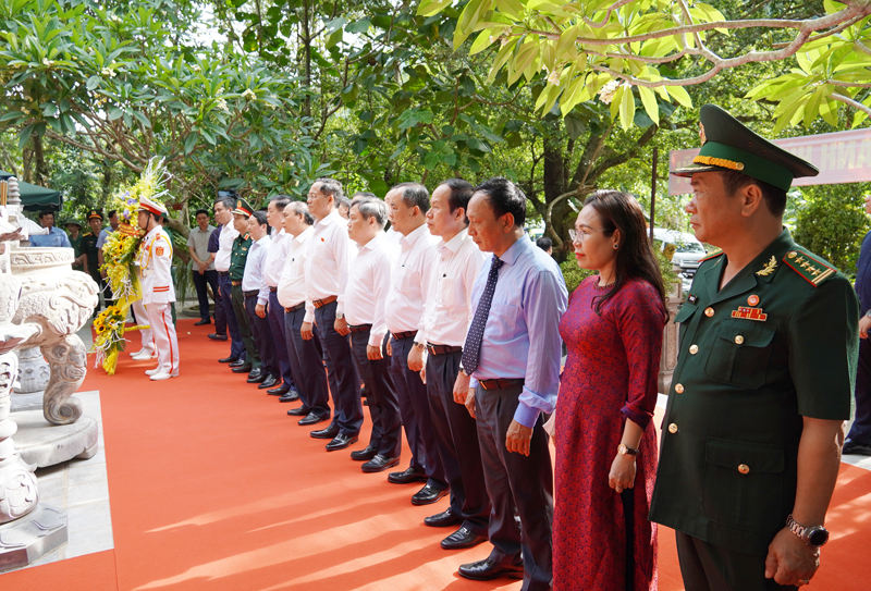Chủ tịch nước Nguyễn Xuân Phúc và đoàn công tác của Trung ương, của tỉnh Quảng Bình dâng hương tại Đền tưởng niệm các anh hùng liệt sỹ Đường 20 Quyết Thắng.