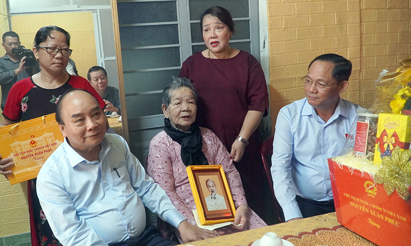 Chủ tịch nước Nguyễn Xuân Phúc thăm VNAH Nguyễn Thị Trữ