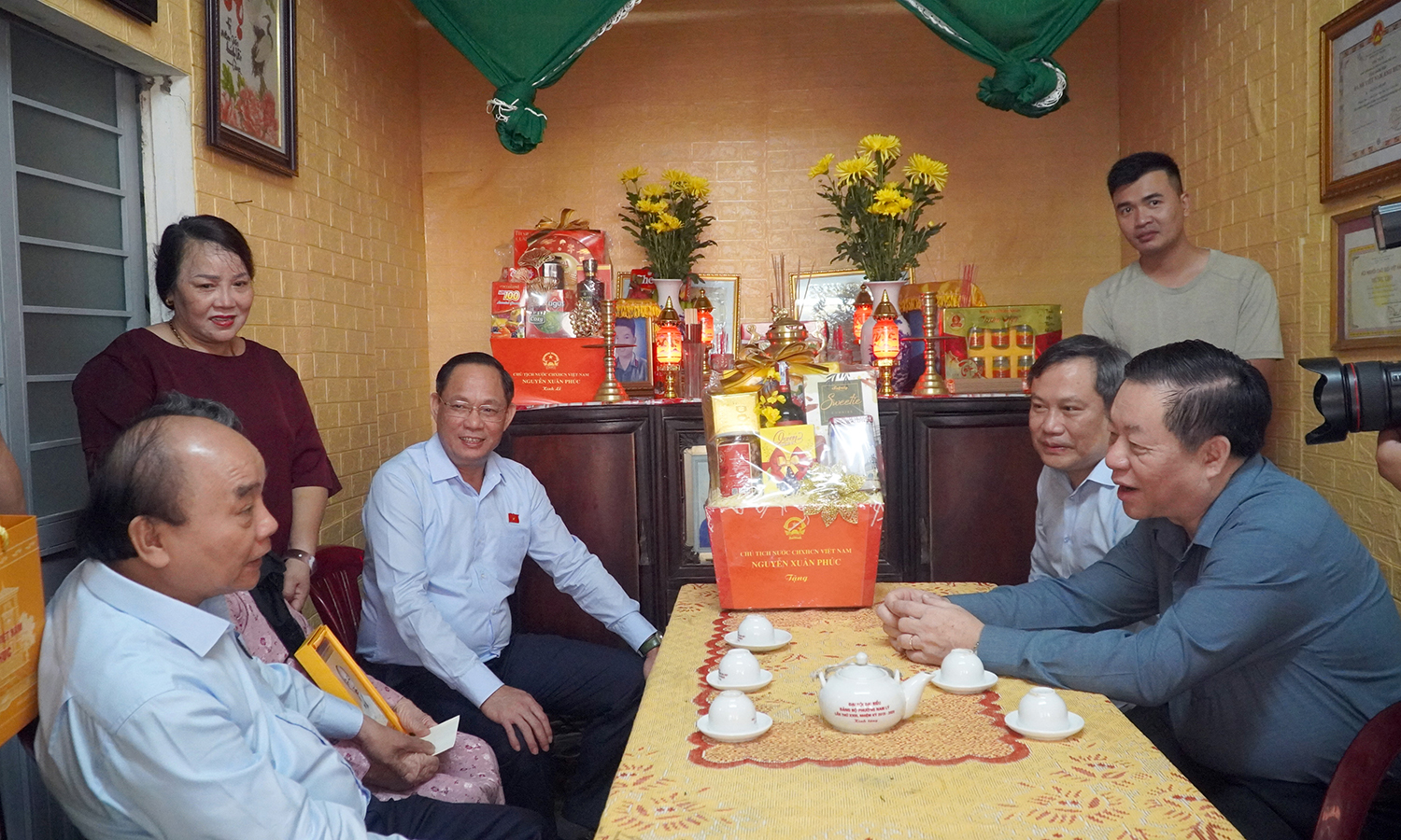 Chủ tịch nước Nguyễn Xuân Phúc đề nghị cấp ủy, chính quyền quan tâm chăm lo tốt hơn nữa cho Mẹ VNAH, gia đình chính sách, an sinh xã hội