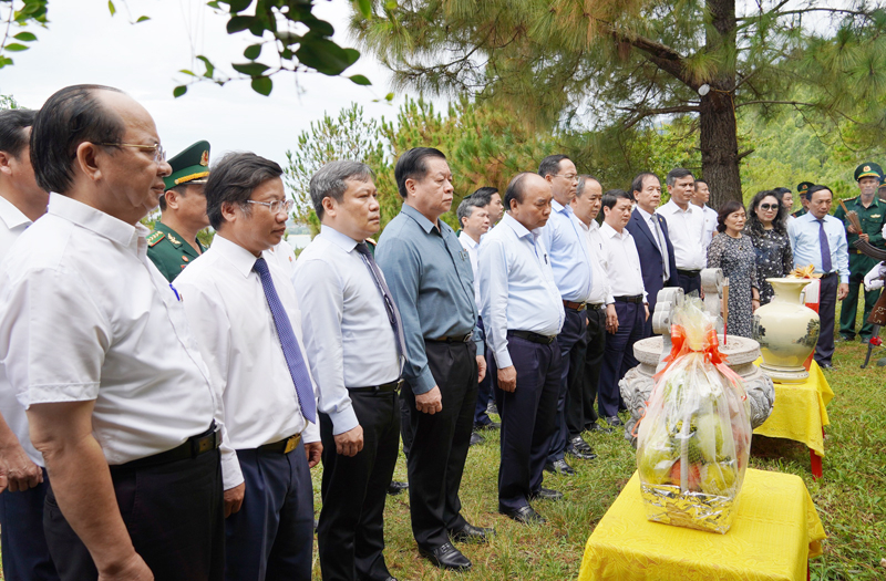 Chủ tịch nước Nguyễn Xuân Phúc và các đồng chí trong đoàn công tác Trung ương; lãnh đạo Đảng bộ, chính quyền, nhân dân và LLVT tỉnh Quảng Bình thành kính dâng hương trước phần mộ Đại tướng Võ Nguyên Giáp.