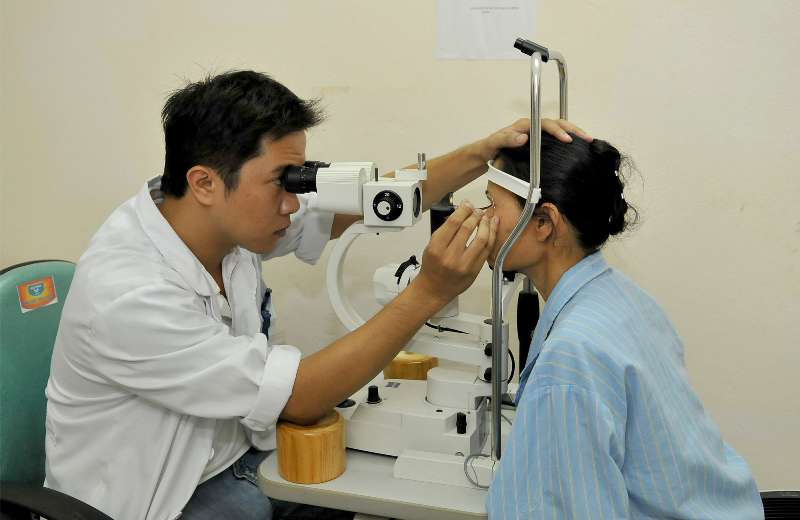  Khám mắt cho bệnh nhân tại Bệnh viện đa khoa tỉnh Hòa Bình. (Ảnh: Nguyễn Đăng)