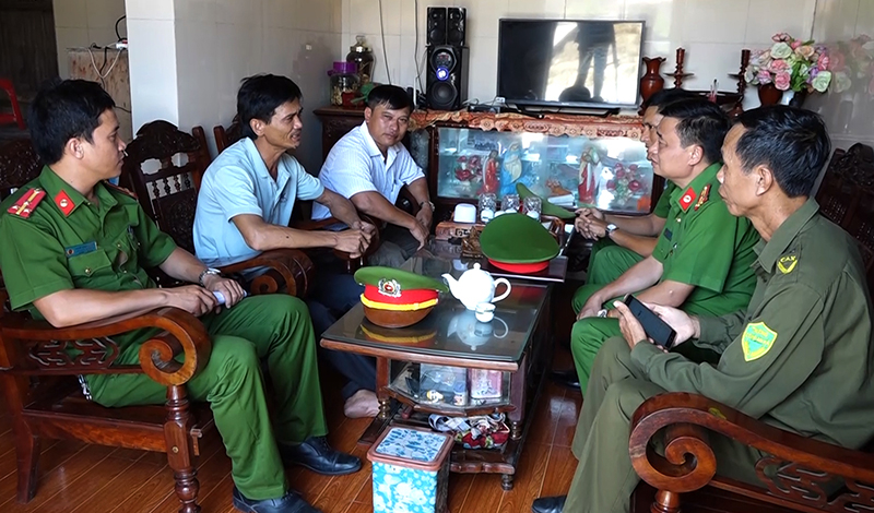 Lãnh đạo Công an tỉnh thường xuyên tiếp xúc, gặp gỡ, động viên người dân nhằm đẩy mạnh phong trào toàn dân bảo vệ ANTQ.