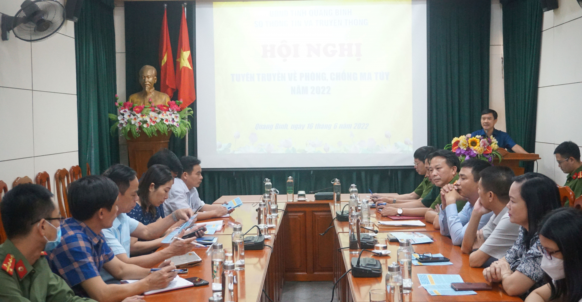 Các đại biểu tham dự hội nghị.