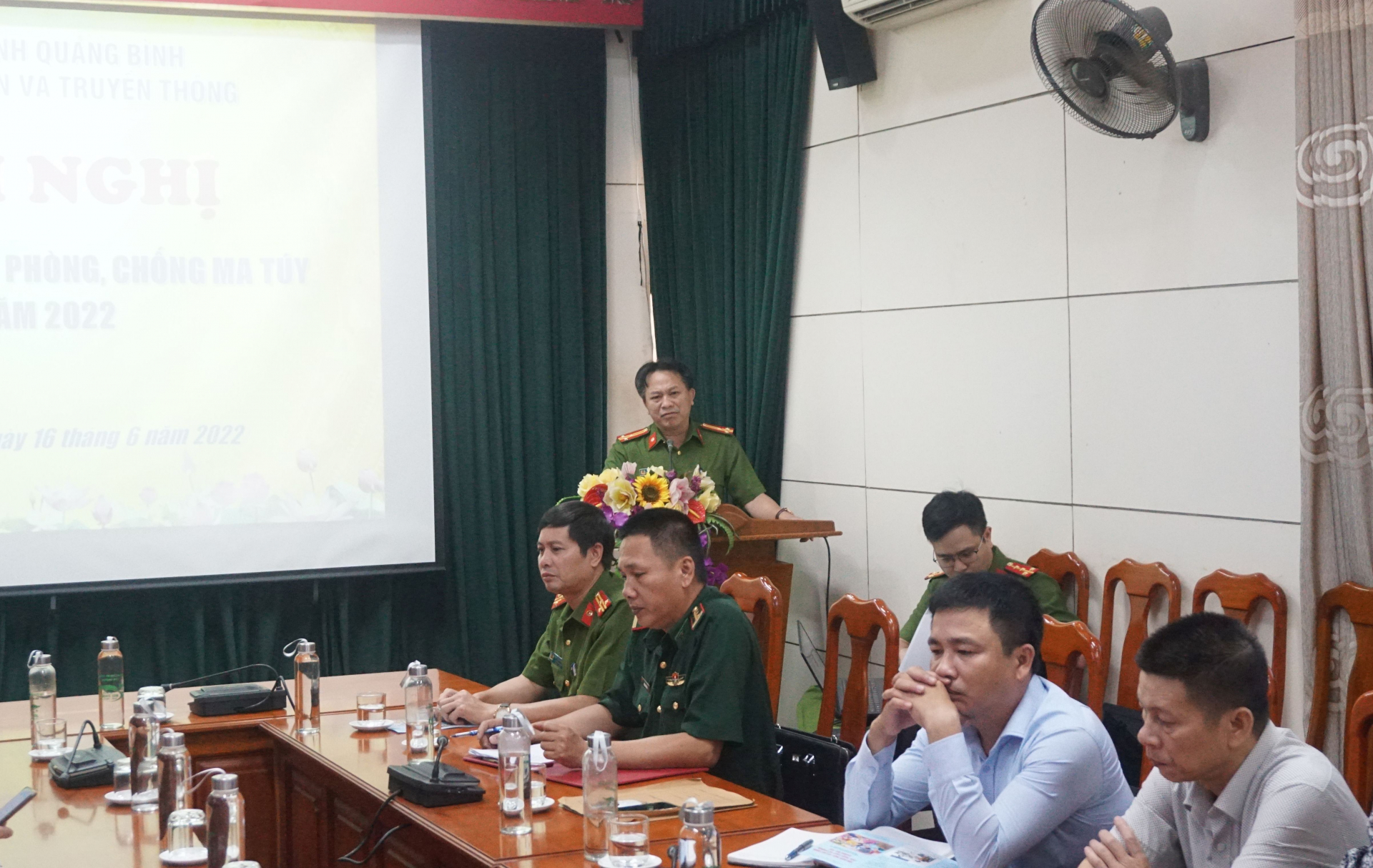 Đại diện lãnh đạo Phòng Cảnh sát điều tra tội phạm ma túy- Công an tỉnh trao đổi, cung cấp một số thông tin lên quan đến kiến thức cơ bản trong phòng, chống tệ nạn ma túy.