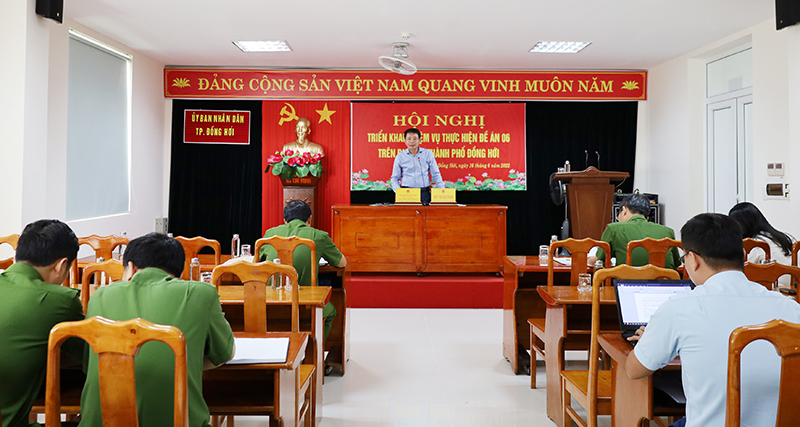 Đồng chí Chủ tịch UBND TP. Đồng Hới Hoàng Ngọc Đan điều hành thảo luận tại hội nghị.