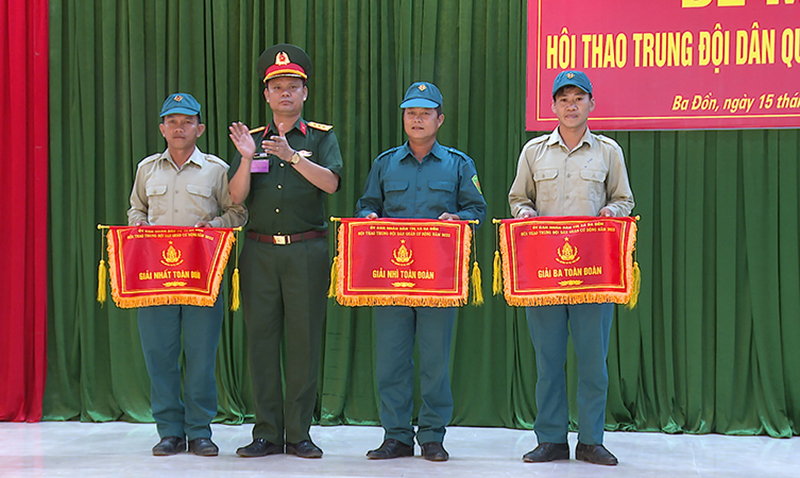 Ban tổ chức trao giải nhất, nhì, ba toàn đoàn cho các đơn vị đạt giải