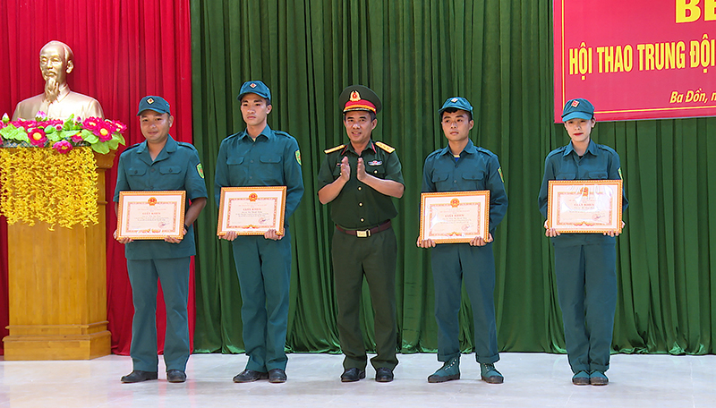 Ban tổ chức trao giải nhất cho 4 cá nhân có thành tích xuất sắc trong hội thao.