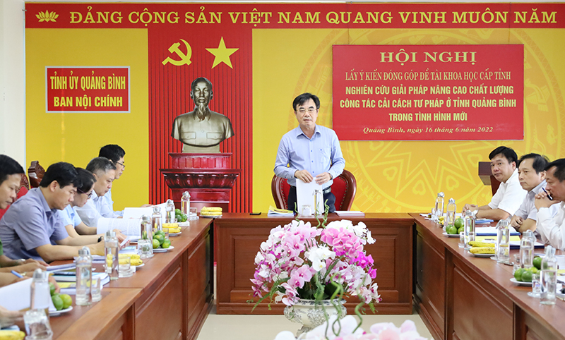Đồng chí Trưởng ban Nội chính Tỉnh ủy, Chủ nhiệm đề tài Nguyễn Lương Bình điều hành hội nghị.