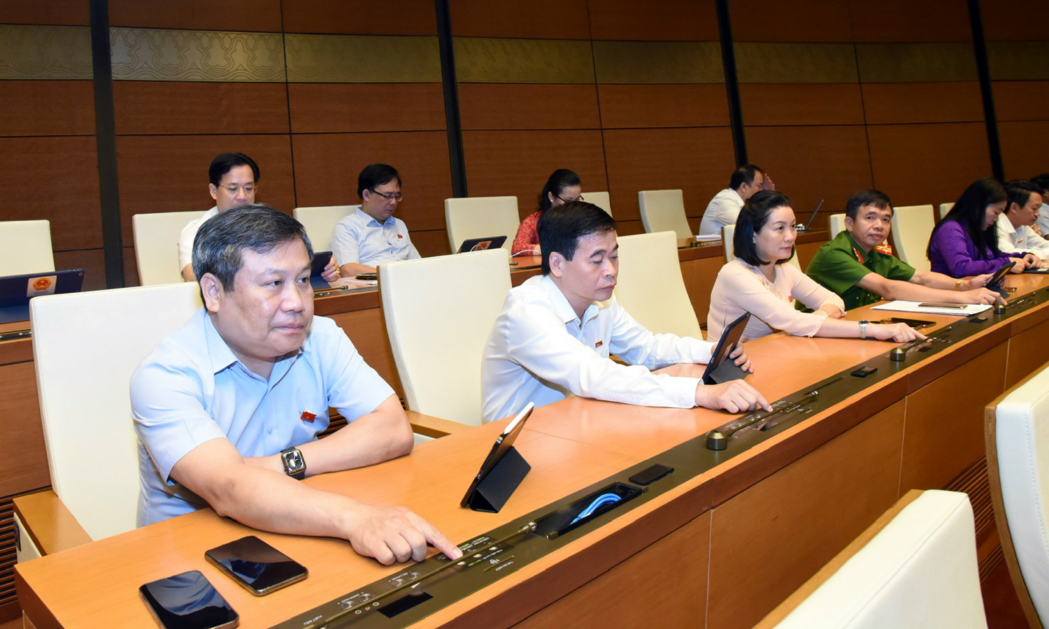 Đại biểu Quốc hội tỉnh biểu quyết thông qua Nghị quyết