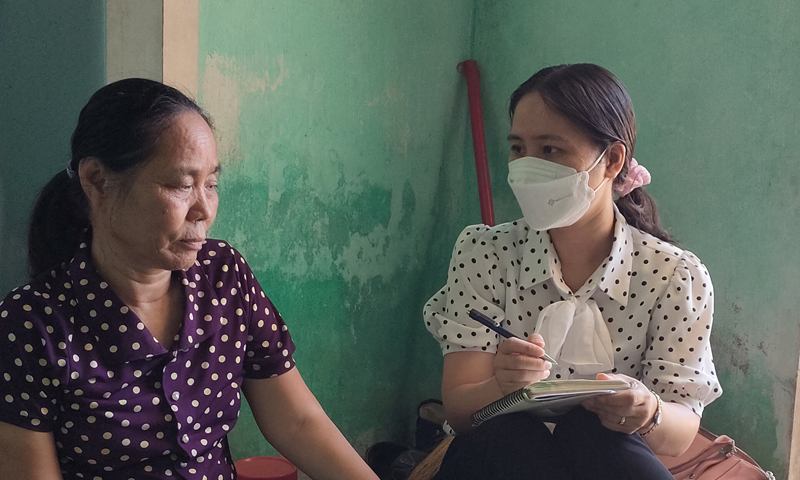 Bà Trần Thị Xê trò chuyện cùng phóng viên Báo Quảng Bình.