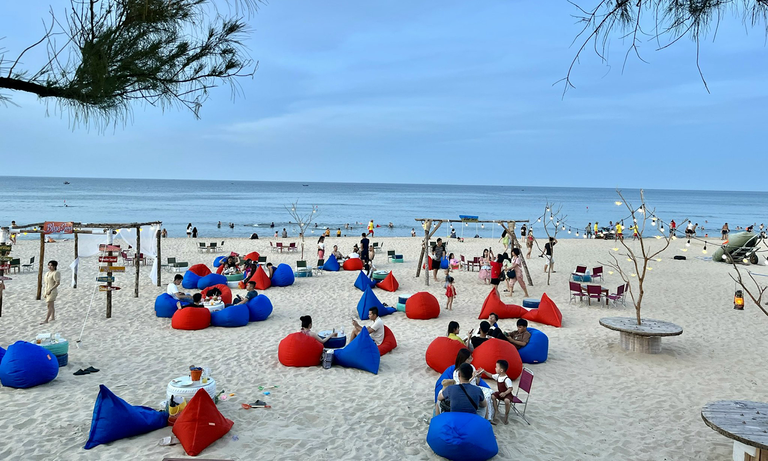 Nhiều mô hình kinh doanh mới lạ với các dịch vụ độc đáo, thu hút người dân địa phương và du khách ngoài tỉnh đến trải nghiệm trên bãi biển Nhật Lệ.