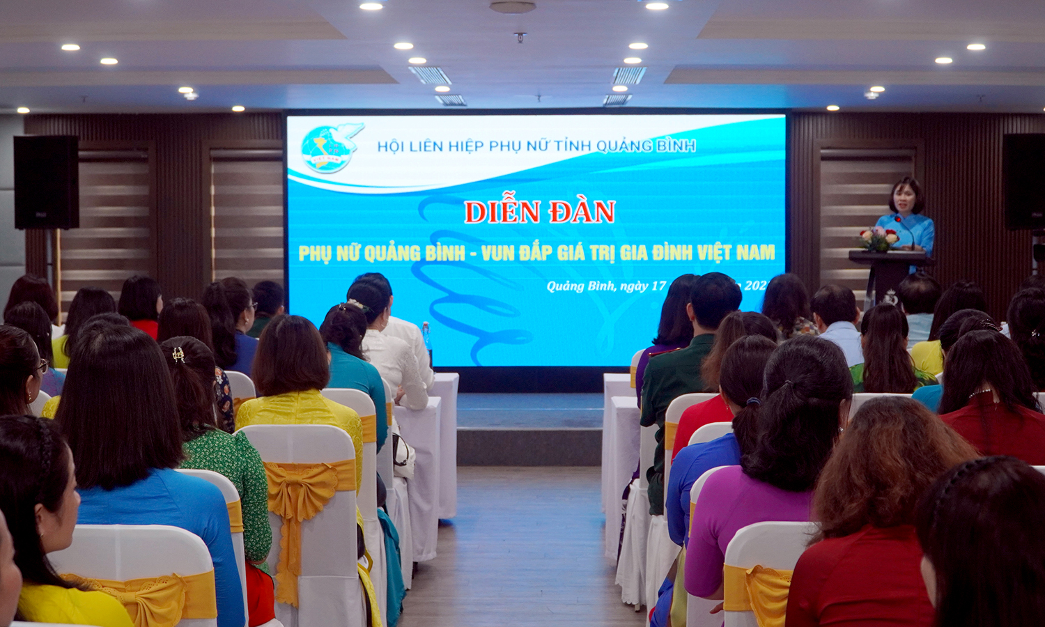  Toàn cảnh diễn đàn