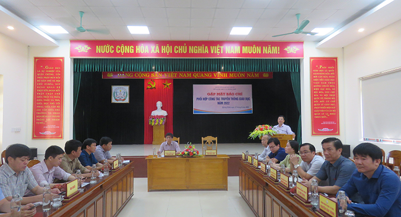Đại diện lãnh đạo Sở GD-ĐT chúc mừng các cơ quan báo chí và các nhà báo nhân dịp 21/6 