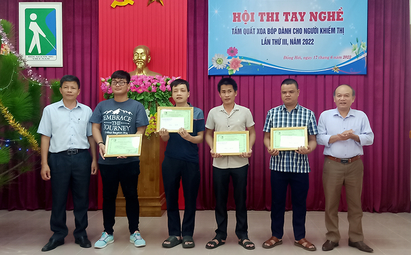 Trao giải thưởng cho các thí sinh đạt giải nhất, nhì, ba tại cuộc thi
