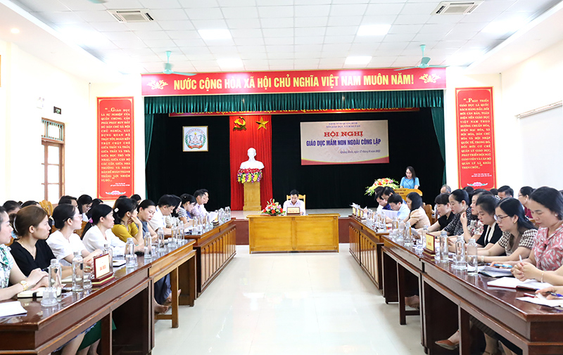 Các đại biểu tham dự buổi làm việc.