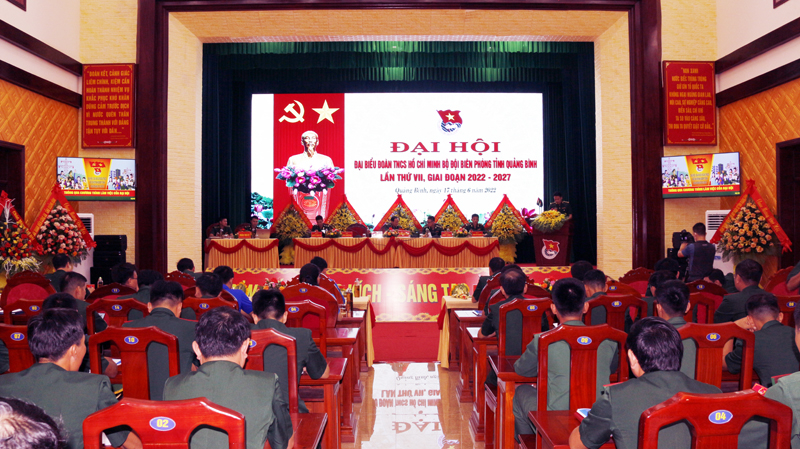 Đại biểu tham luận.