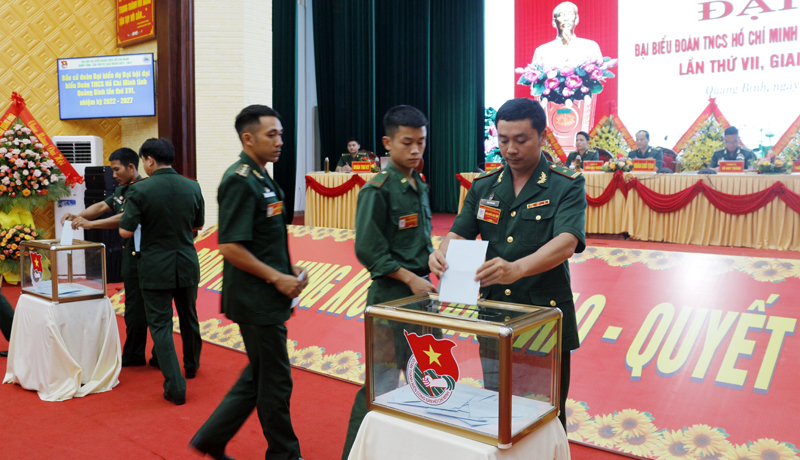 Các đại biểu bỏ phiếu bầu đại biểu dự Đại hội đoàn cấp trên. 
