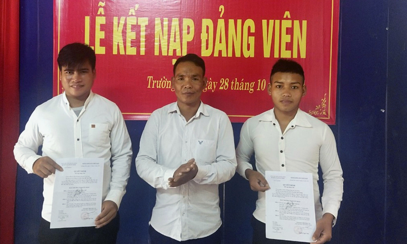 Lễ kết nạp đảng viên tại bản Chân Trộng, xã Trường Sơn (Quảng Ninh).