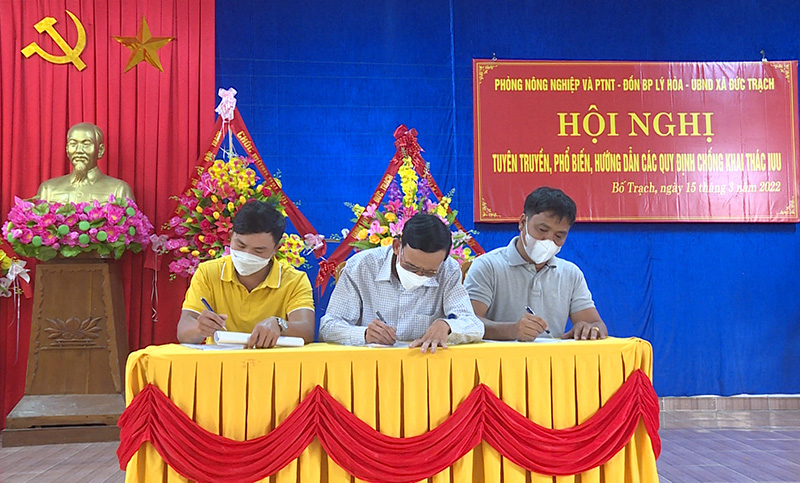 Ngư dân xã Đức Trạch (Bố Trạch) ký cam ký không vi phạm các quy định khai thác IUU.