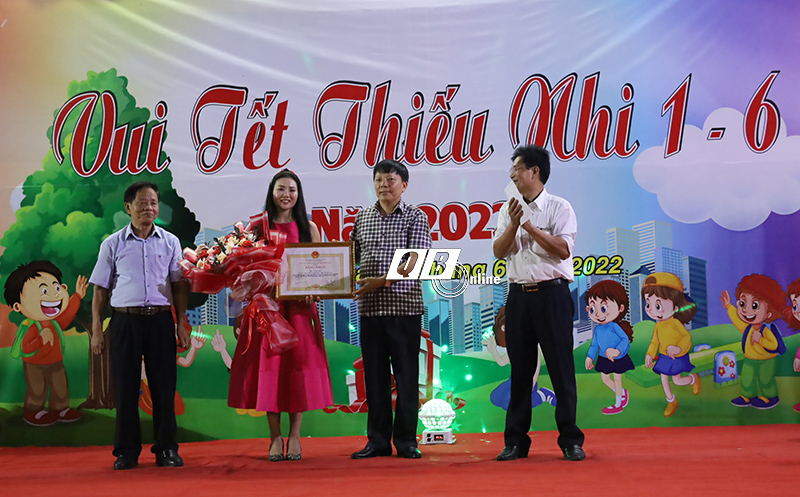 Ghi nhận những đóng góp tích cực trong công tác nhân đạo, từ thiện, UBND tỉnh Quảng Bình đã tặng bằng khen cho chị Lê Thị Minh.