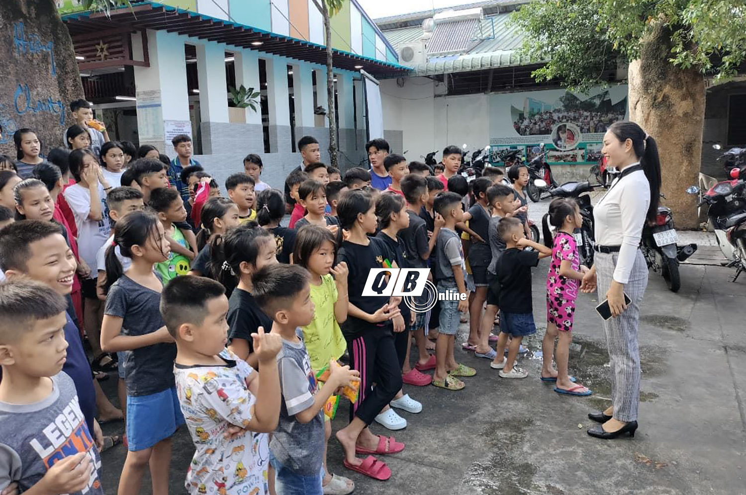 Hỗ trợ chăm sóc các cháu nhỏ trong các trại trẻ mồ côi.