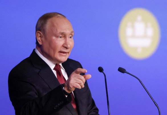 Tổng thống Nga Vladimir Putin phát biểu tại Diễn đàn Kinh tế quốc tế St. Petersburg (SPIEF) tổ chức ở Saint Petersburg, Nga. (Ảnh: Reuters)