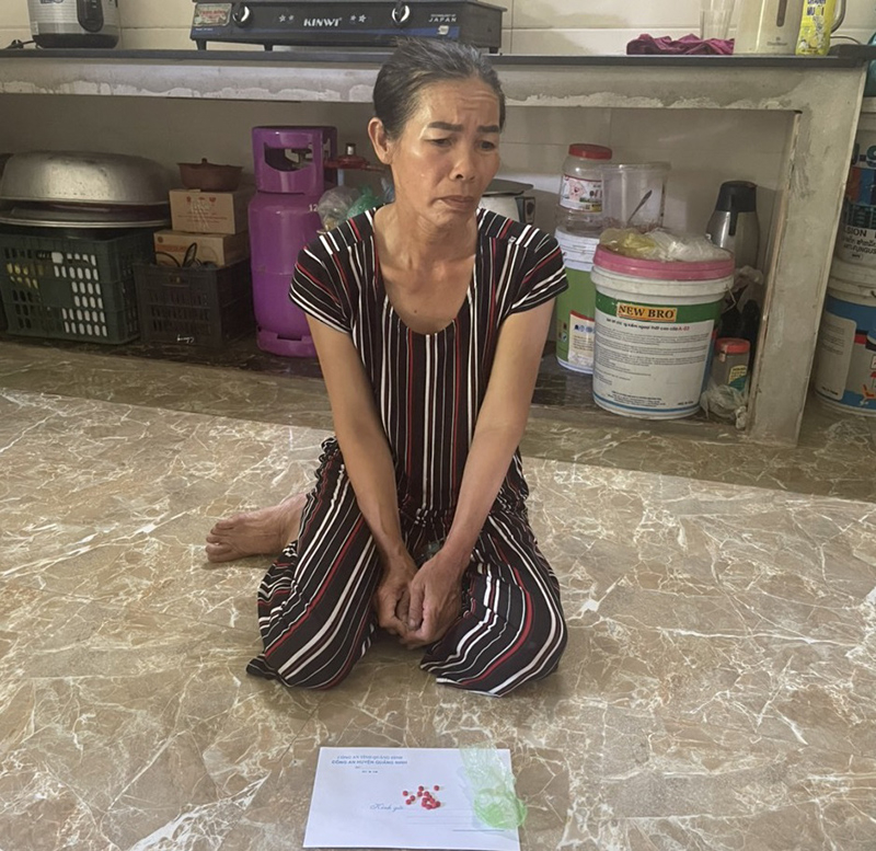 Đối tượng Trần Thị Thắm cùng tang vật.