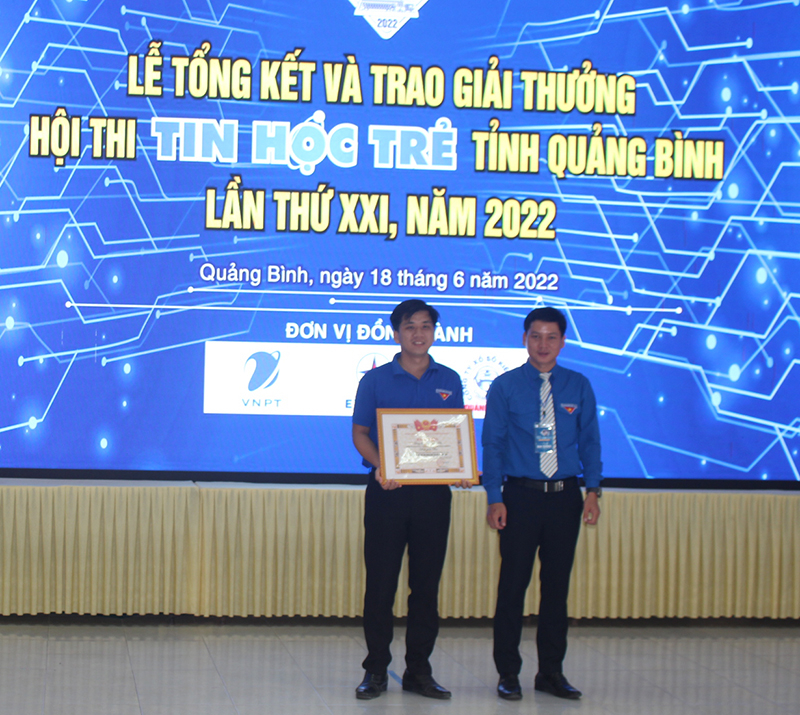 Ban Tổ chức hội thi trao thưởng cho Huyện đoàn Lệ Thủy.